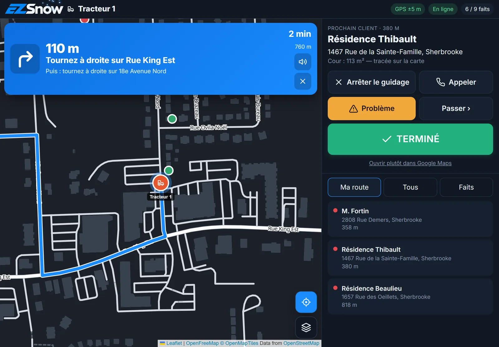 L'app EZSnow sur la tablette d'un tracteur : guidage vers le prochain client et bouton TERMINÉ